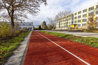 Sprintbahn für den Sportunterricht im Außenbereich einer Schule