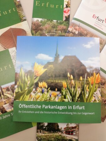Cover einer Broschüre mit dem Titel "Öffentliche Parkanlagen in Erfurt"