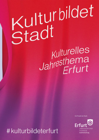 Ein Plakat in den Farben rot und lila mit der Aufschrift "Kultur bildet Stadt" 