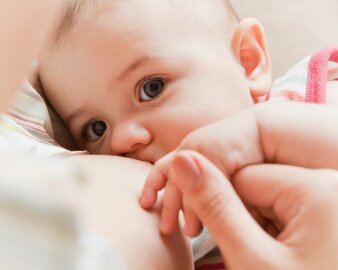 Foto: Baby mit Mutter © soloway/123RF Ein kleines Kind lehnt sich an eine Schulter
