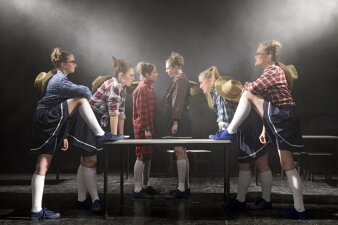 Sechs Mädchen stehen um eine Tischtennisplatte