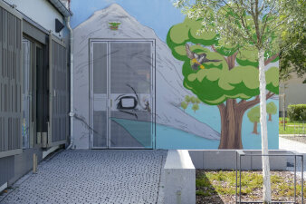 eine mit Graffiti mit Baum-Motiv gestaltete Fassade