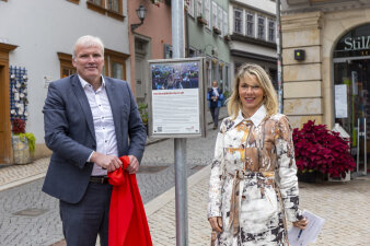 Erfurts Oberbürgermeister Andreas Bausewein und Citymanagerin Patricia Stepputtis neben einem Schild