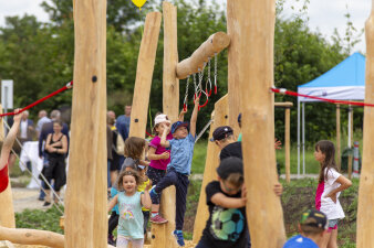 mehrere Kinder spielen auf einem Spielplatz