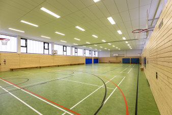 eine Turnhalle von innen mit großem Sportfeld