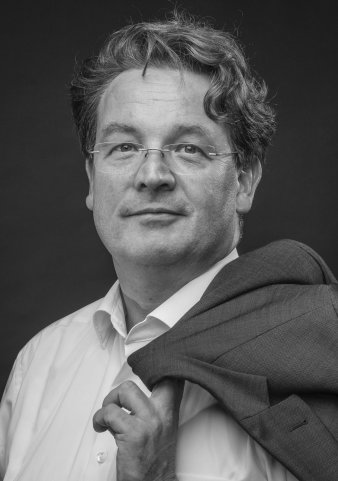 Foto: Paul Börsch © Stadtverwaltung Erfurt In schwarz-weiß: Ein Mann mit einer Brille und Jacke über der Schulter