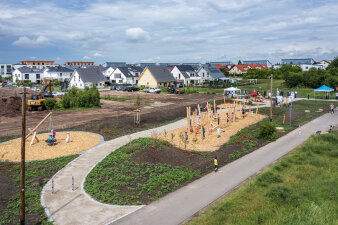 Luftaufnahme eines neu gebauten Spielplatzes in einem Wohngebiet
