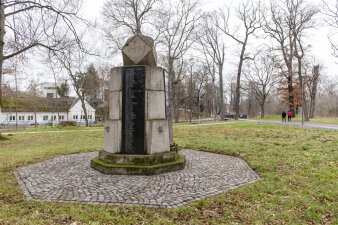 ein Denkmal für Kriegsgefallene in einem Park