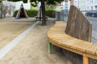 verschiedene Holzgeräte auf einem Spielplatz