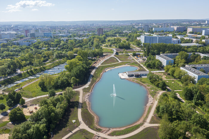 Luftaufnahme eines Teichs in einer Parklandschaft