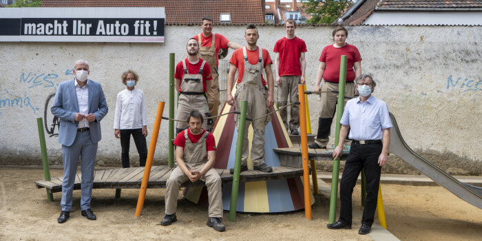 Foto: Eröffnung des Spielplatzes in der Schweriner Straße © Stadtverwaltung Erfurt neun Männer stehen verteilt auf einem Spielgerät auf einem Spielplatz