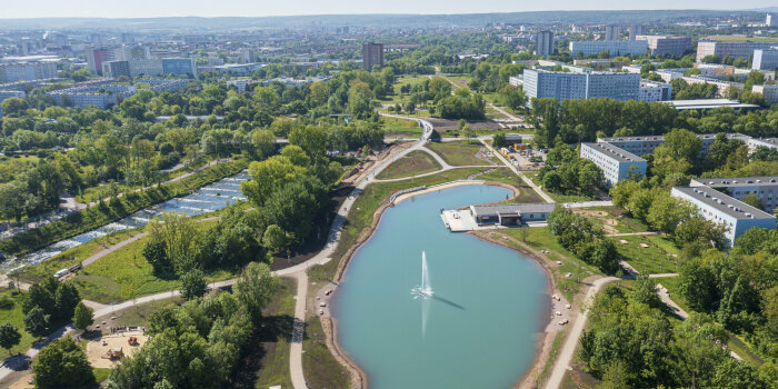 Luftaufnahme eines Teichs in einer Parklandschaft