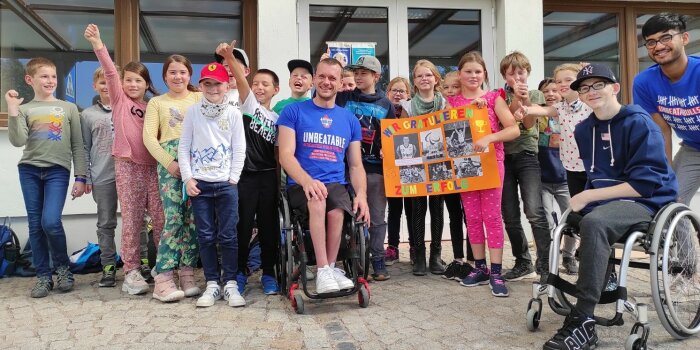Foto: Die Bundesgartenschau bewegt! © Privat: S. Keßler Zwei behinderte Sportler im Rollstuhl mit Grundschulkindern im Halbkreis