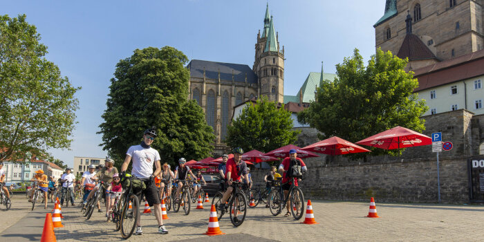 Foto: Abschlusstour Stadtradeln 2021 © Stadtverwaltung Erfurt mehrere Radfahrende stehen in Reihen auf dem Erfurter Domplatz und warten auf den Start einer Radtour