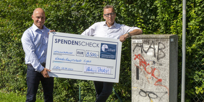 Foto: Scheckübergabe WBG Einheit © Stadtverwaltung Erfurt zwei Männer halten einen symbolischen Scheck über 8.500 Euro in der Hand