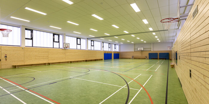 Foto: Schulsporthalle © Stadtverwaltung Erfurt eine Turnhalle von innen mit großem Sportfeld