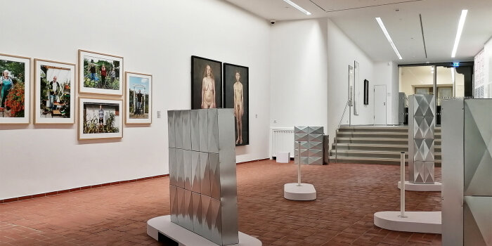 Foto: Ausstellung "Blühstreifen - zwischen Traum und Zaun" in der Kunsthalle © Stadtverwaltung Erfurt großer Ausstellungraum mit Kunstwerken