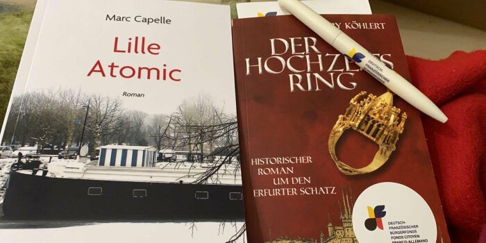 Foto: Bücher Leseprojekt Volkshochschule © Anne-Sophie Gozé-Diemar zwei Bücher: "Lille Atomic" von Marc Cepelle und "Der Hochzeitsring" von Henry Köhlert
