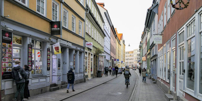 Straße mit Fußgängern und Radfahrern