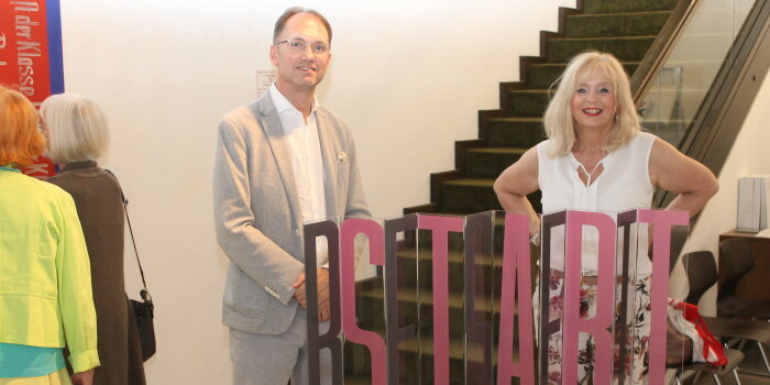 Foto: Tobias Knoblich und die Koblenzer Kulturdezernentin © Stadtverwaltung Erfurt ein Mann und eine Frau stehen hinter einem plastischen Schriftzug. der die Worte "Reset" und "Start" abbildet