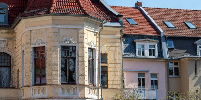 Fassade und Dach eines Hauses aus dem 19. Jahrhundert 