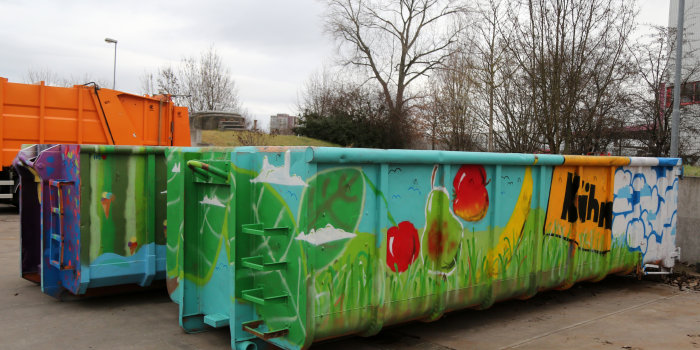 Foto: Entsorgungsmöglichkeiten für Grünabfälle im Frühjahr 2021 © Stadtverwaltung Erfurt Ein bemalter Grüncontainer
