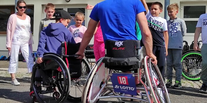 Rollstuhl-Sportler zeigen Tricks