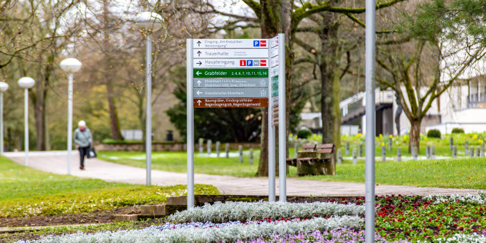Eine Informationstafel am Wegesrand des Hauptfriedhofs