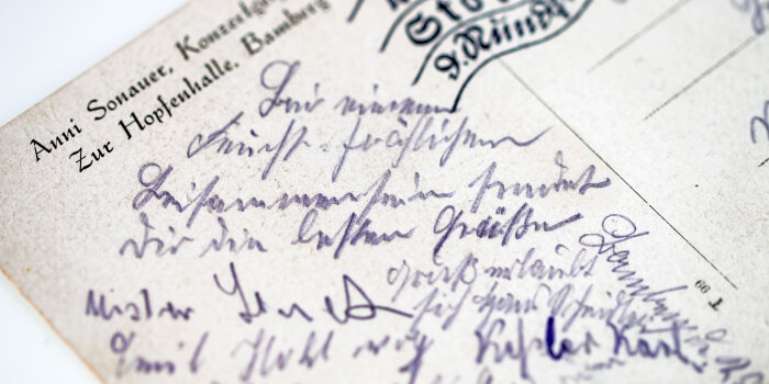 Foto: Handschrift unserer Vorfahren © Stadtverwaltung Erfurt / Grit Kästner die Rückseite einer Postkarte mit einem Text in alter deutscher Handschrift