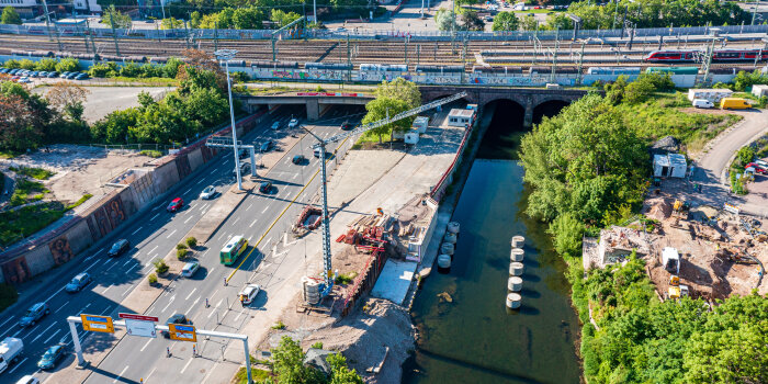 Eine Luftaufnahme eines großen Verkehrsknotenpunktes.