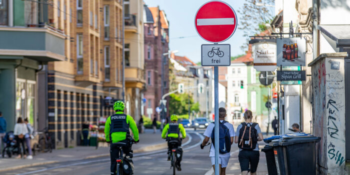 Foto: Freigabe der Neuwerkstraße für Radfahrer © Stadtverwaltung Erfurt Eine Straße, die mit einem Einbahnstraßenschild versehen ist und dem Zusatzzeichen "für Radfahrer frei"