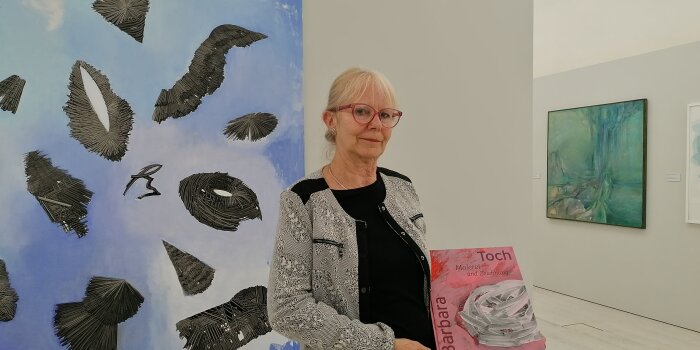 Foto: Barbara Toch präsentiert Ausstellungskatalog im Angermuseum © Stadtverwaltung Erfurt eine Frau hält ein Buch