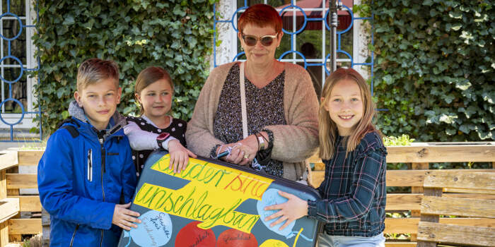 Moritzschüler überreichen Kinderrechtekoffer an Bürgermeisterin