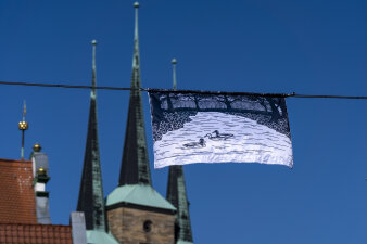 Foto: Installation „Look Up“ im Bereich Kettenstraße © Stadtverwaltung Erfurt Eine Fahne mit Bild hängt in der Luft