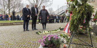 Erfurts früherer und aktueller Oberbürgermeister, Manfred Ruge und Andreas Bausewein sowie die Beigeordnete trauern