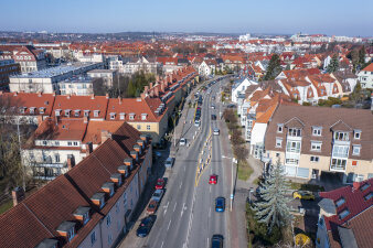 Luftschrägaufnahme einer Straße mit vielen Gebäuden