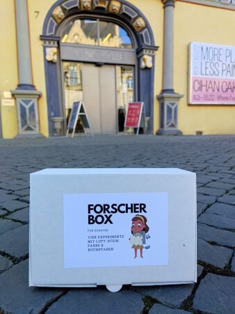 Foto: Forscherbox © Stadtverwaltung Erfurt Ein Karton steht vor einem Haus