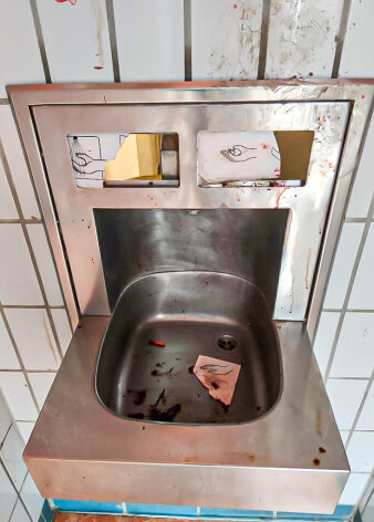 ein verschmutztes Waschbecken in einer öffentlichen Toilette