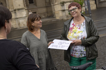 Zwei Frauen halten einen Brief in den Händen.