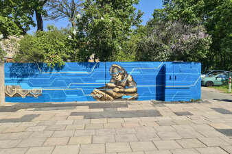 eine mit Graffiti in den Farben Blau und Beige gestaltete Mauer