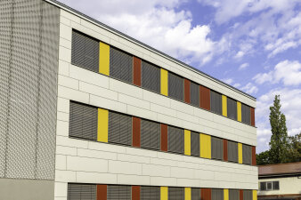 Eine farbenfroh gestaltete Fassade eines Gebäudes. 