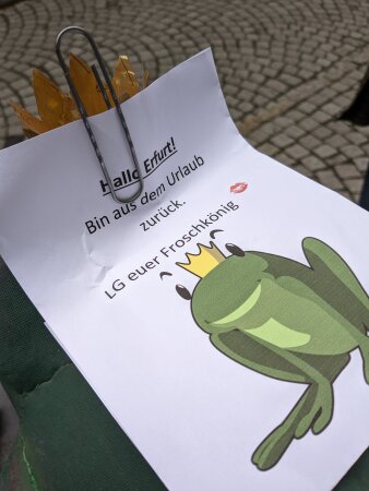 Zettel mit dem Schriftzug "Hallo Erfurt! Bin aus dem Urlaub zurück. LG euer Froschkönig"