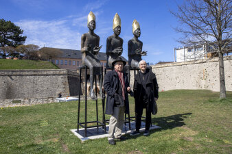 ein Mann und eine Frau stehen vor zwei Skulpturen