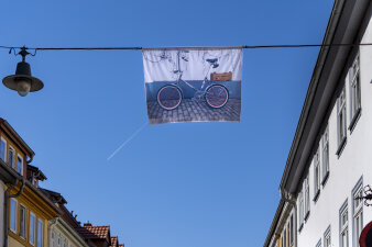 Eine Fahne mit Bild eines Fahrrades hängt in der Luft