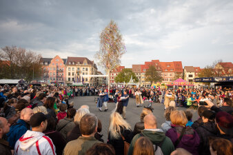 Tanzpaare auf dem Domplatz, mit Publikum und Maibaum