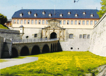 Ein Festungsgebäude mit einem Festungsgraben