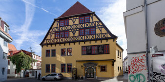 ein großes freistehendes Haus