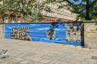 eine mit Graffiti in den Farben Blau und Beige gestaltete Mauer
