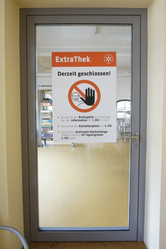 eine Tür mit einem Schild "Extrathek" und dem Hinweis "Derzeit geschlossen"