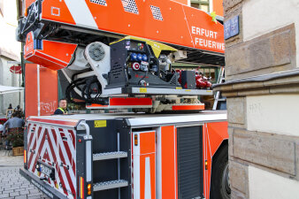 Ein Feuerwehrfahrzeug biegt in eine enge Straße ein.